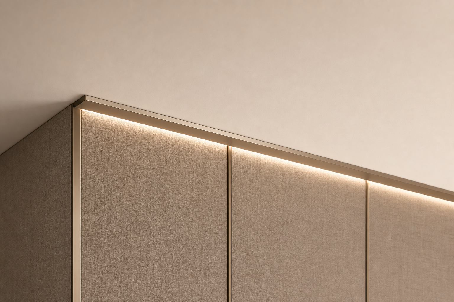 Ceiling-to-wall transition with aluminum profiles creating a clean shadow line between surfaces